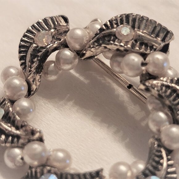 Vintage Wreath Brooch w/ Intertwined faux pearls and Iridescent stones-Very Good - Picture 5 of 7
